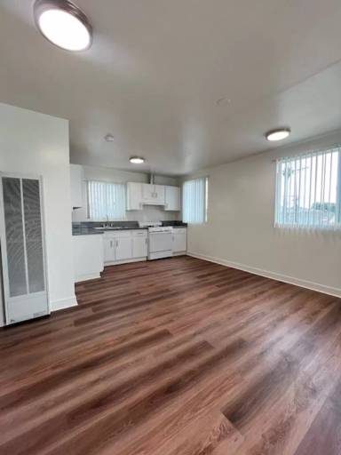 Main picture of 819 W 82nd St