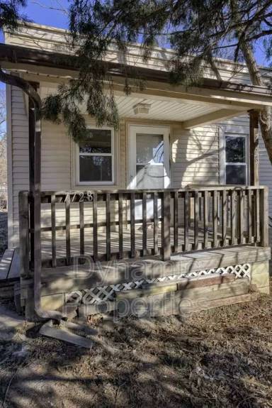 Main picture of 7728 Main St