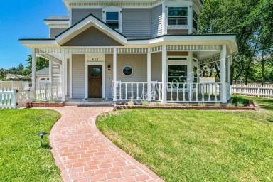 Main picture of 421 Los Alamos Dr