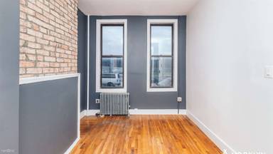 Main picture of 246 Stagg St