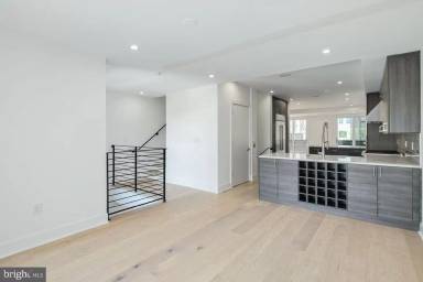 Main picture of 147 S Hancock St