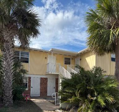 Main picture of 2421 N Oleander Ave