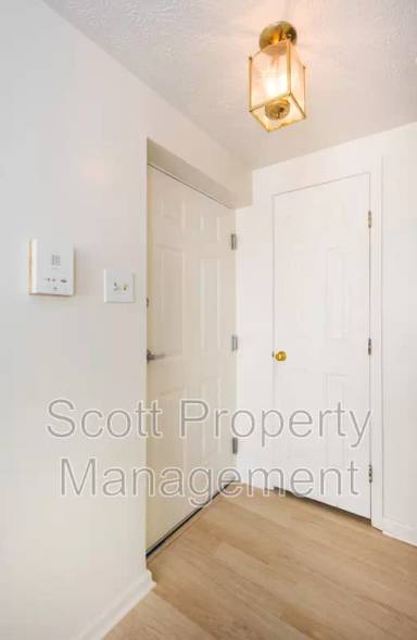 Main picture of 903 Woodbridge Ct