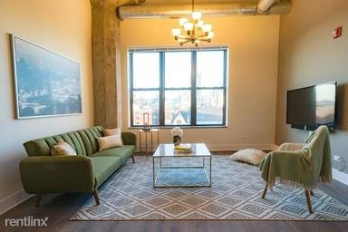 Main picture of 2036 S Michigan Ave