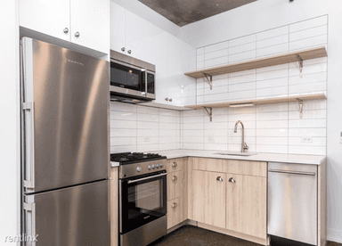 Main picture of 801 N Clark St