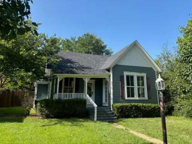 Main picture of 412 W Day St