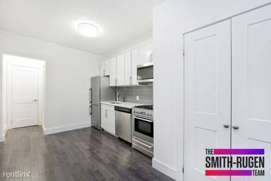 Main picture of 31 E 1st St