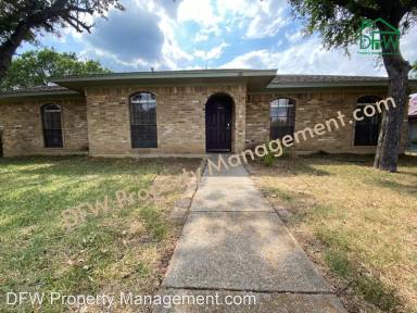 Main picture of 20 Lakewood Dr