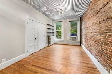 Main picture of 3020 N Calvert St