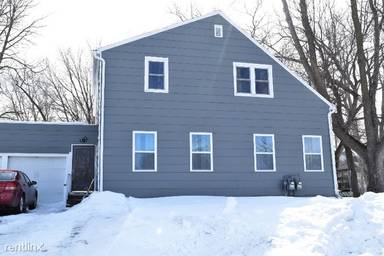 Main picture of 32 2nd Ave NW