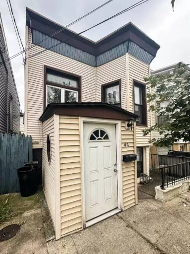 Main picture of 44 Pierce Ave