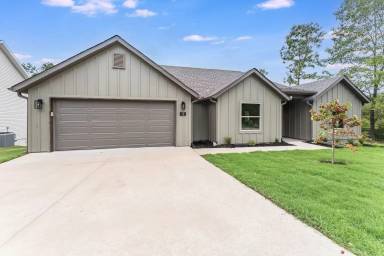 Main picture of 32 Theodore Dr