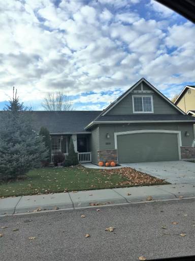 Main picture of 2831 N Sharon Ave
