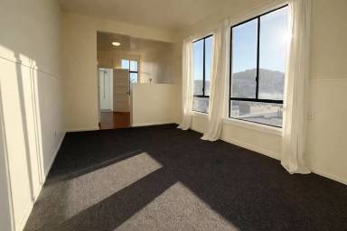 Main picture of 867 Oak St