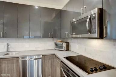 Main picture of 2401 Crawford St