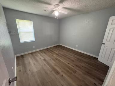 Main picture of 1004 SW 62nd St