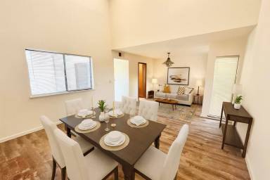 Main picture of 325 E 8th St