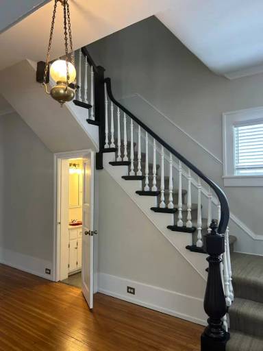 Main picture of 530 W 6th St