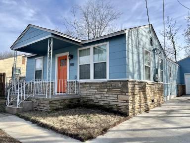 Main picture of 1012 E King Pl