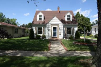 Main picture of 910 E Maple St