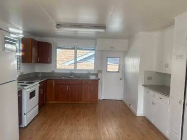 Main picture of 810 McCully St