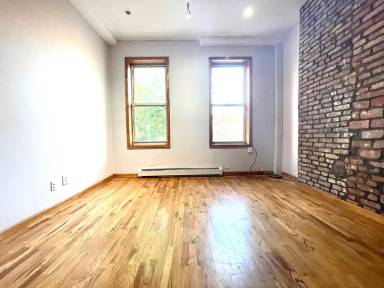 Main picture of 526 Bainbridge St