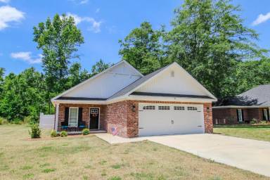 Main picture of 15 Grove Cir