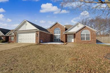 Main picture of 585 Lynn Dr