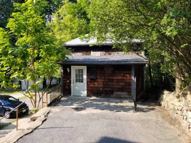 Main picture of 105 Maple Ave