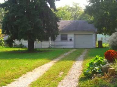 Main picture of 829 W Maple St