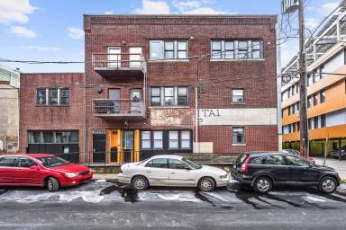 Main picture of 144 W Laurel St