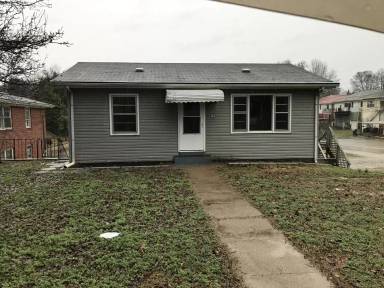 Main picture of 301 E 10th St