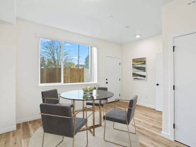 Main picture of 4383-4413 N Vancouver Ave