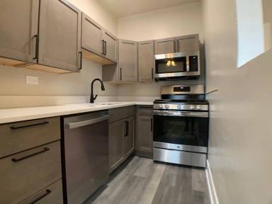 Main picture of 916 W Diversey Pkwy