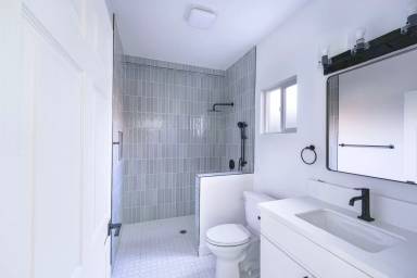 Main picture of 2860 Webster Ave