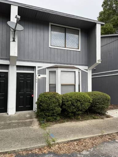 Main picture of 2560 SW 31st Pl