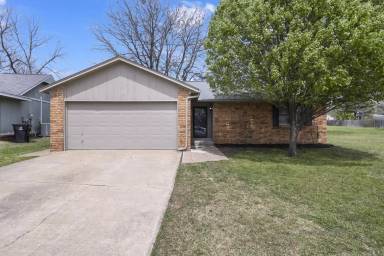 Main picture of 1135 N Hickory Dr