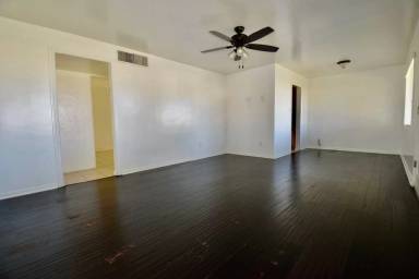 Main picture of 1043 W 6th St