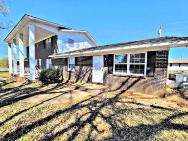 Main picture of 201 Cloverleaf Dr