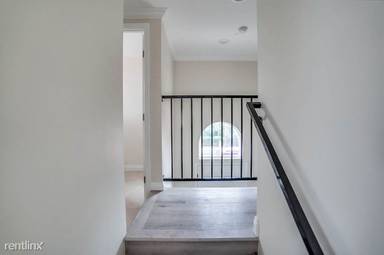 Main picture of 501 E 99th St