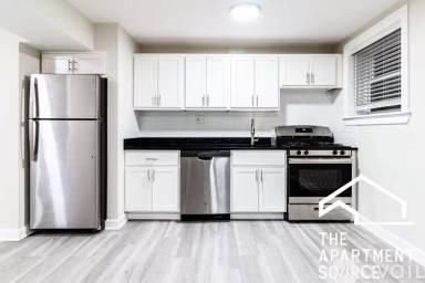 Main picture of 732 W Roscoe St