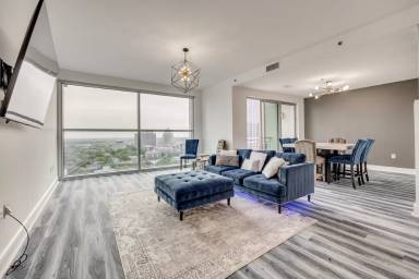 Main picture of 500 West Trade