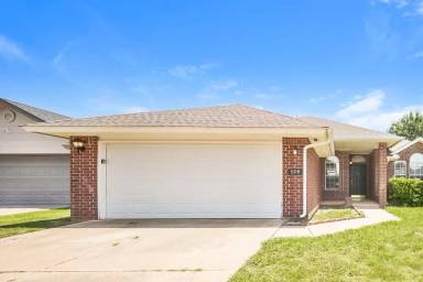 Main picture of 329 Ridge Bluff Dr