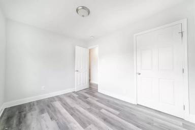 Main picture of 147 Royalty Cir