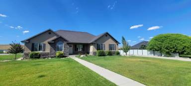 Main picture of 1207 E Crescent Loop