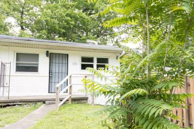 Main picture of 706 W 47th St