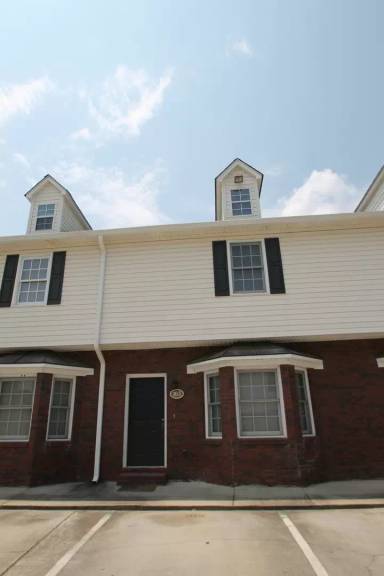 Main picture of 403 Wilson St N