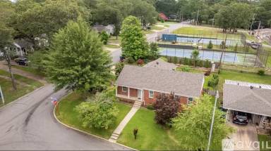 Main picture of 101 Schoolwood Ln