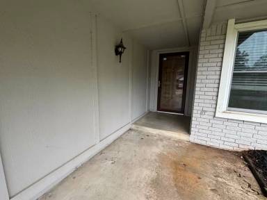 Main picture of 5716 S Elm Ave