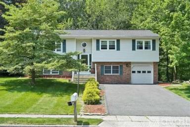 Main picture of 21 Winchester Dr